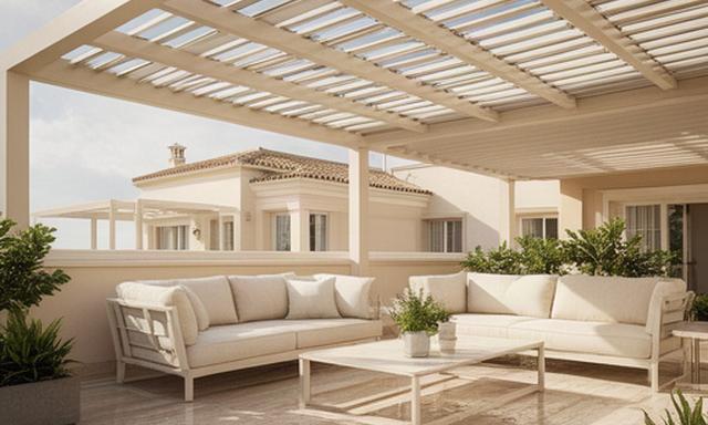 Pérgola bioclimática sobre una terraza de Alcalá de Guadaíra, con lamas orientables y mobiliario claro