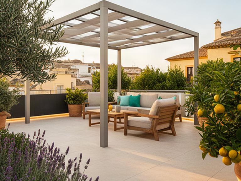 Terraza exterior en una vivienda de Sevilla con suelo porcelánico, pérgola ligera y plantas mediterráneas